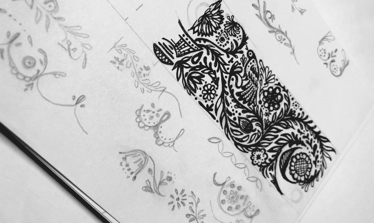 Proceso de boceto para Eturel: ilustraciones a lápiz y tinta inspiradas en refajos tradicionales manchegos, con motivos florales y fauna decorativa.