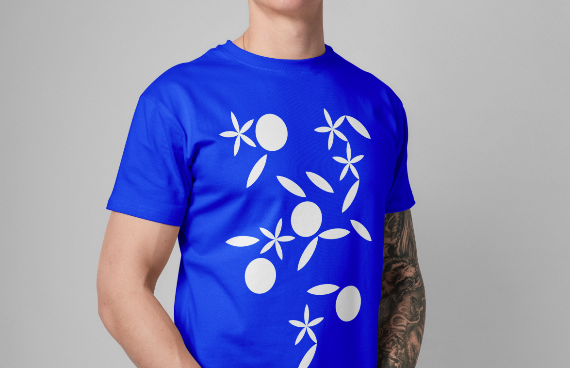 Camiseta azul con estampado gráfico de Or Taronger en blanco, mostrando la aplicación textil del universo visual de la marca.